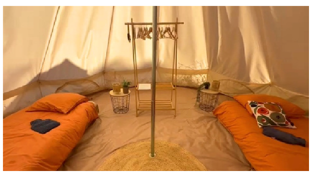 Gedeelde luxe tent met oranje beddengoed