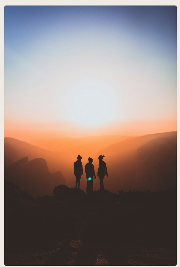 Groep bij zonsondergang